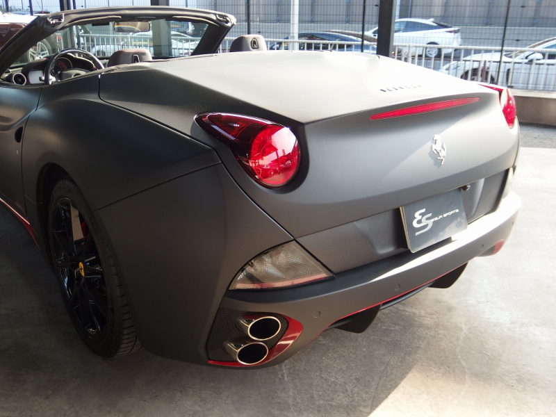 フェラーリ&nbsp;カリフォルニア&nbsp;F1　DCT　正規ディーラー車　左ハンドル　マットブラックフルラッピング　20インチアルミ　&nbsp;中古車