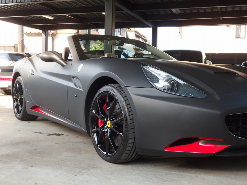 フェラーリ&nbsp;カリフォルニア&nbsp;F1　DCT　正規ディーラー車　左ハンドル　マットブラックフルラッピング　20インチアルミ　&nbsp;中古車