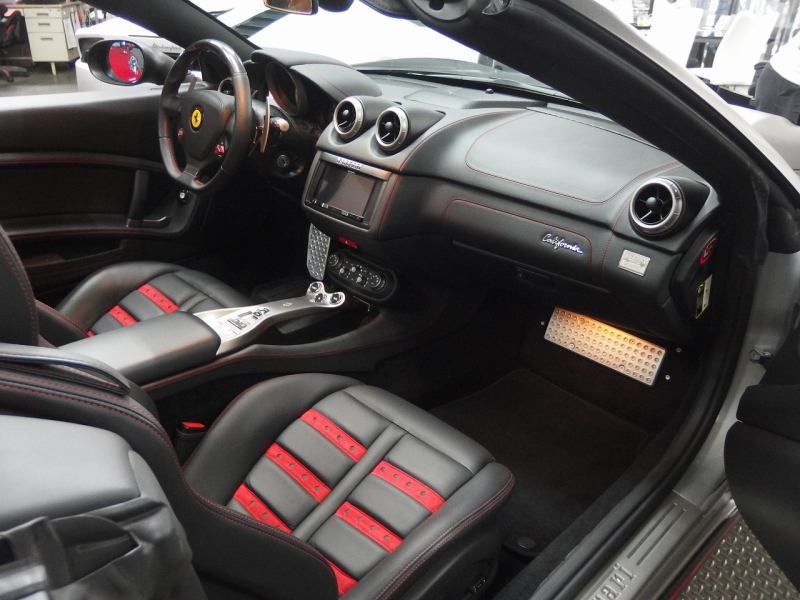 フェラーリ&nbsp;カリフォルニア&nbsp;F1　DCT　正規ディーラー車　左ハンドル　マットブラックフルラッピング　20インチアルミ　&nbsp;中古車