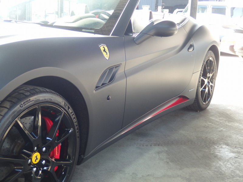 フェラーリ&nbsp;カリフォルニア&nbsp;F1　DCT　正規ディーラー車　左ハンドル　マットブラックフルラッピング　20インチアルミ　&nbsp;中古車