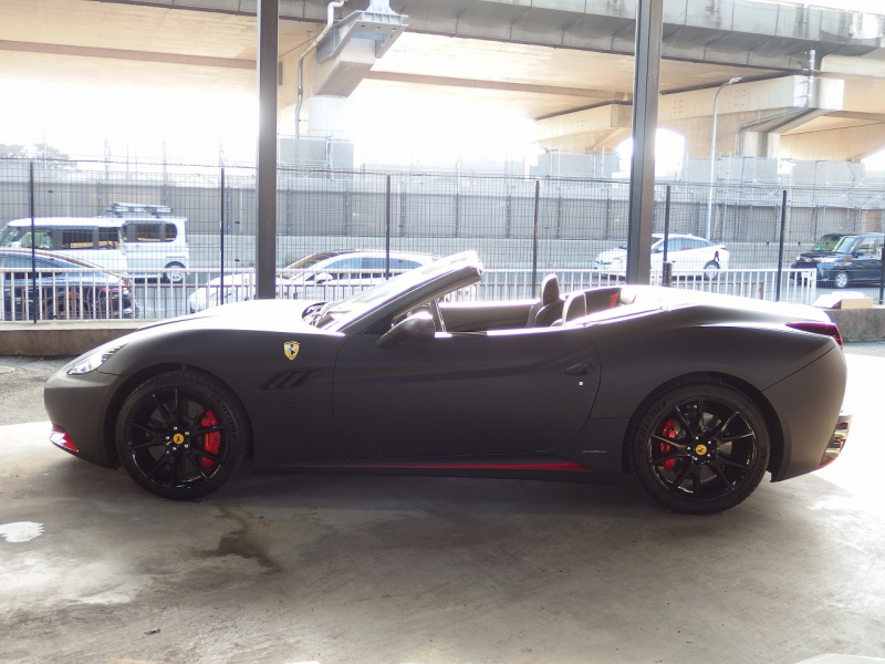 フェラーリ&nbsp;カリフォルニア&nbsp;F1　DCT　正規ディーラー車　左ハンドル　マットブラックフルラッピング　20インチアルミ　&nbsp;中古車
