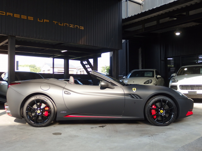 フェラーリ&nbsp;カリフォルニア&nbsp;F1　DCT　正規ディーラー車　左ハンドル　マットブラックフルラッピング　20インチアルミ　&nbsp;中古車