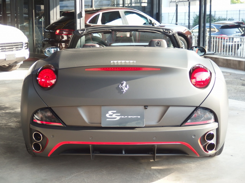 フェラーリ&nbsp;カリフォルニア&nbsp;F1　DCT　正規ディーラー車　左ハンドル　マットブラックフルラッピング　20インチアルミ　&nbsp;中古車