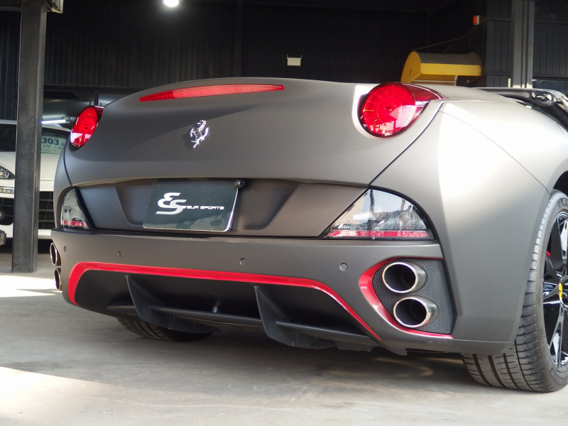 フェラーリ&nbsp;カリフォルニア&nbsp;F1　DCT　正規ディーラー車　左ハンドル　マットブラックフルラッピング　20インチアルミ　&nbsp;中古車