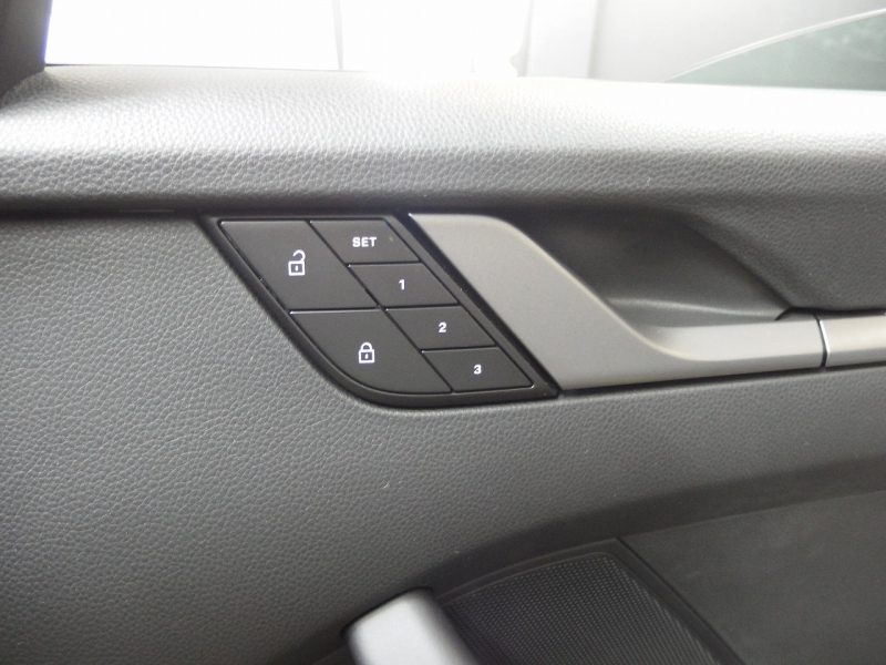 ポルシェ 911(Type992) カレラ　正規ディーラー車　右ハンドル　スポーツクロノPKG　BOSE　スポーツテールパイプ 中古車