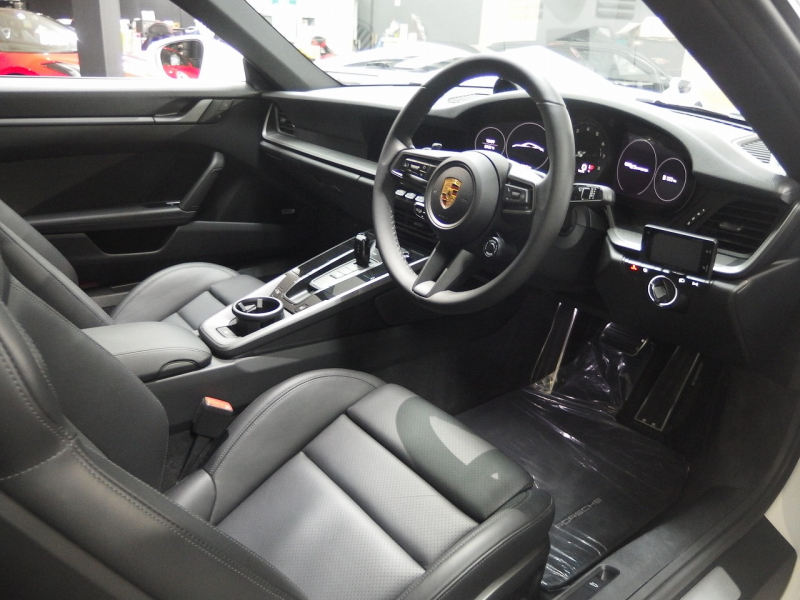 ポルシェ 911(Type992) カレラ　正規ディーラー車　右ハンドル　スポーツクロノPKG　BOSE　スポーツテールパイプ 中古車