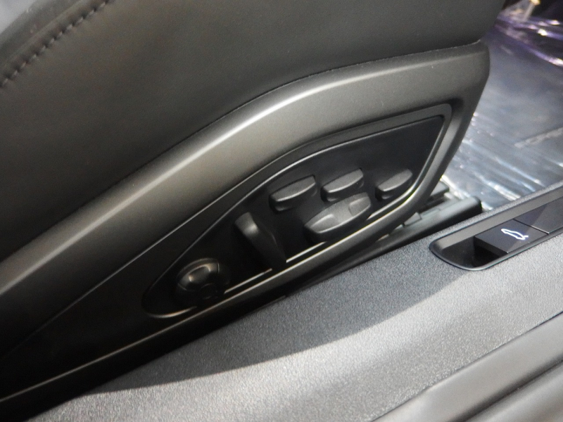 ポルシェ 911(Type992) カレラ　正規ディーラー車　右ハンドル　スポーツクロノPKG　BOSE　スポーツテールパイプ 中古車