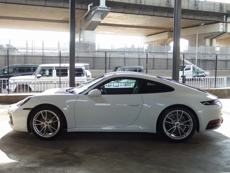 ポルシェ 911(Type992) カレラ　正規ディーラー車　右ハンドル　スポーツクロノPKG　BOSE　スポーツテールパイプ 中古車