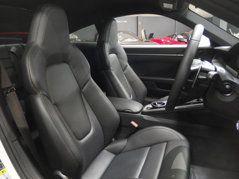 ポルシェ 911(Type992) カレラ　正規ディーラー車　右ハンドル　スポーツクロノPKG　BOSE　スポーツテールパイプ 中古車