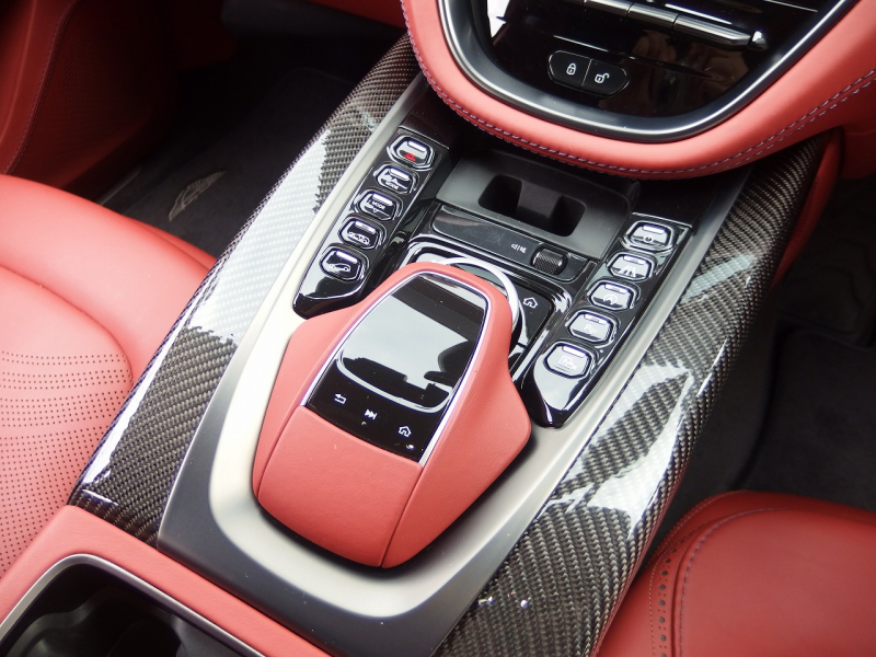 アストンマーティン&nbsp;DBX&nbsp;正規ディーラー車　右ハンドル&nbsp;中古車