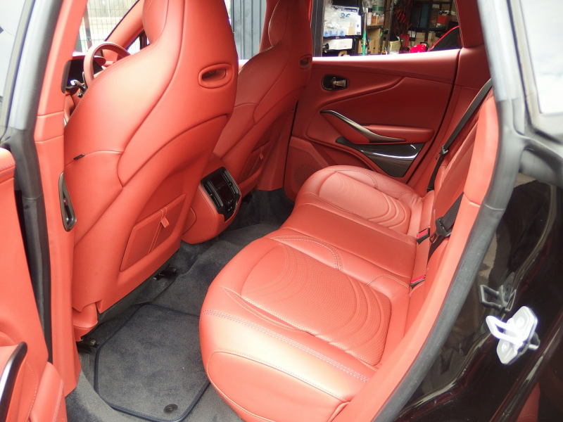 アストンマーティン&nbsp;DBX&nbsp;正規ディーラー車　右ハンドル&nbsp;中古車