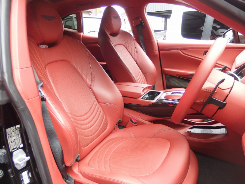 アストンマーティン&nbsp;DBX&nbsp;正規ディーラー車　右ハンドル&nbsp;中古車