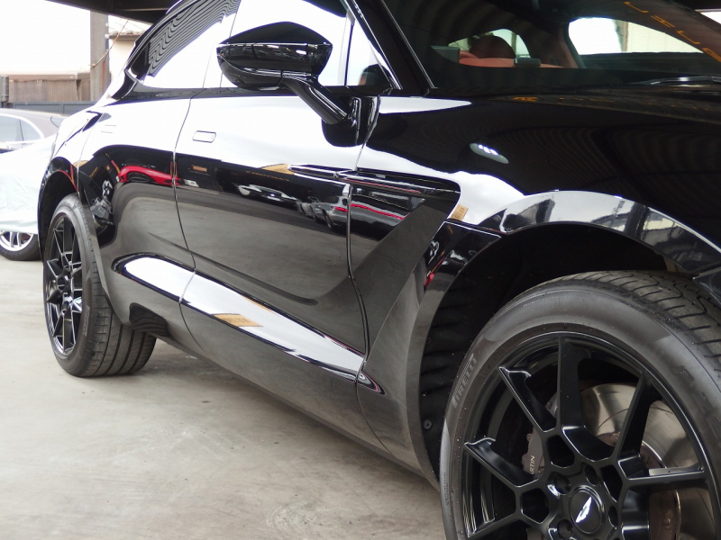 アストンマーティン&nbsp;DBX&nbsp;正規ディーラー車　右ハンドル&nbsp;中古車