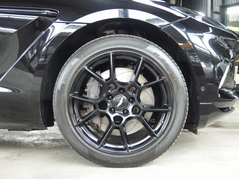 アストンマーティン&nbsp;DBX&nbsp;正規ディーラー車　右ハンドル&nbsp;中古車