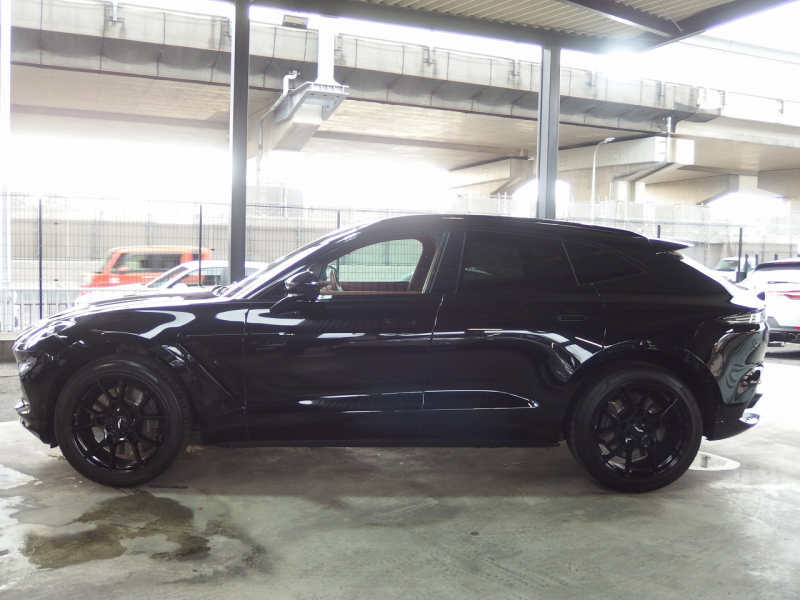 アストンマーティン&nbsp;DBX&nbsp;正規ディーラー車　右ハンドル&nbsp;中古車