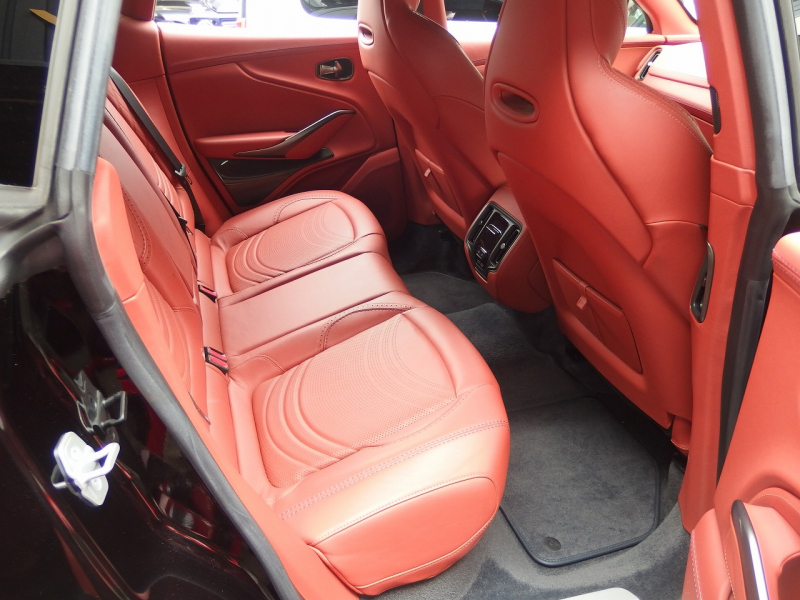 アストンマーティン&nbsp;DBX&nbsp;正規ディーラー車　右ハンドル&nbsp;中古車