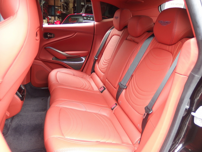 アストンマーティン&nbsp;DBX&nbsp;正規ディーラー車　右ハンドル&nbsp;中古車