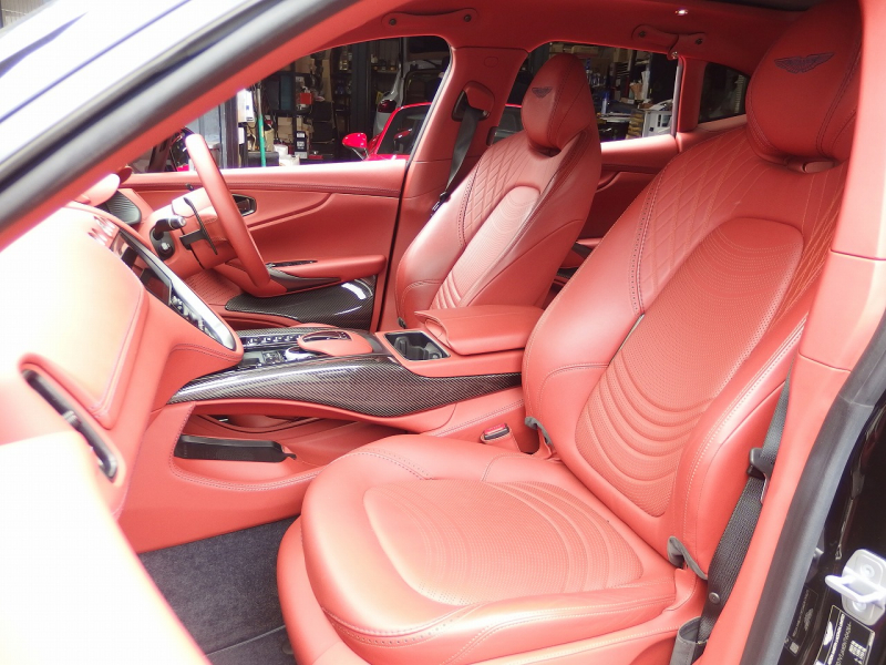 アストンマーティン&nbsp;DBX&nbsp;正規ディーラー車　右ハンドル&nbsp;中古車