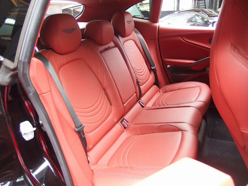 アストンマーティン&nbsp;DBX&nbsp;正規ディーラー車　右ハンドル&nbsp;中古車