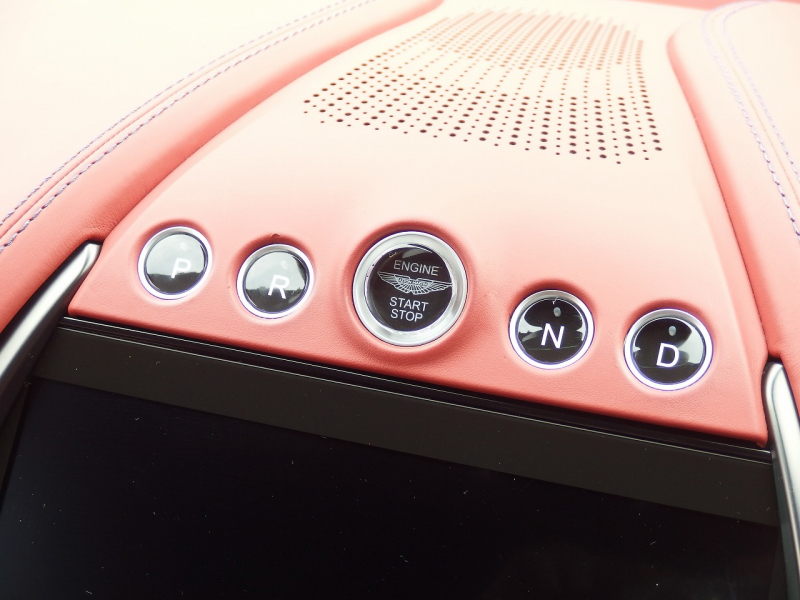 アストンマーティン&nbsp;DBX&nbsp;正規ディーラー車　右ハンドル&nbsp;中古車