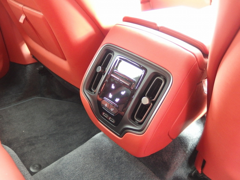 アストンマーティン&nbsp;DBX&nbsp;正規ディーラー車　右ハンドル&nbsp;中古車