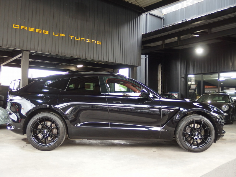 アストンマーティン&nbsp;DBX&nbsp;正規ディーラー車　右ハンドル&nbsp;中古車