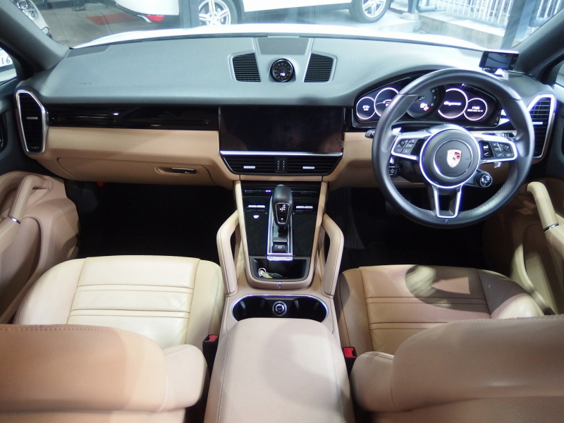 ポルシェ カイエンクーペ 正規ディーラー車　右ハンドル　2020yモデル 中古車