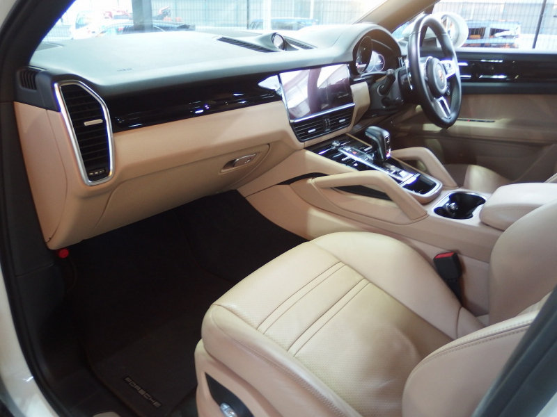 ポルシェ カイエンクーペ 正規ディーラー車　右ハンドル　2020yモデル 中古車