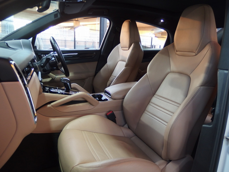 ポルシェ カイエンクーペ 正規ディーラー車　右ハンドル　2020yモデル 中古車