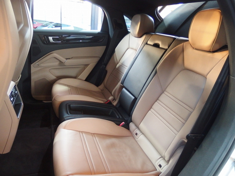 ポルシェ カイエンクーペ 正規ディーラー車　右ハンドル　2020yモデル 中古車