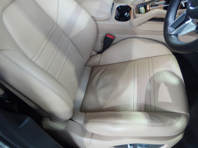 ポルシェ カイエンクーペ 正規ディーラー車　右ハンドル　2020yモデル 中古車