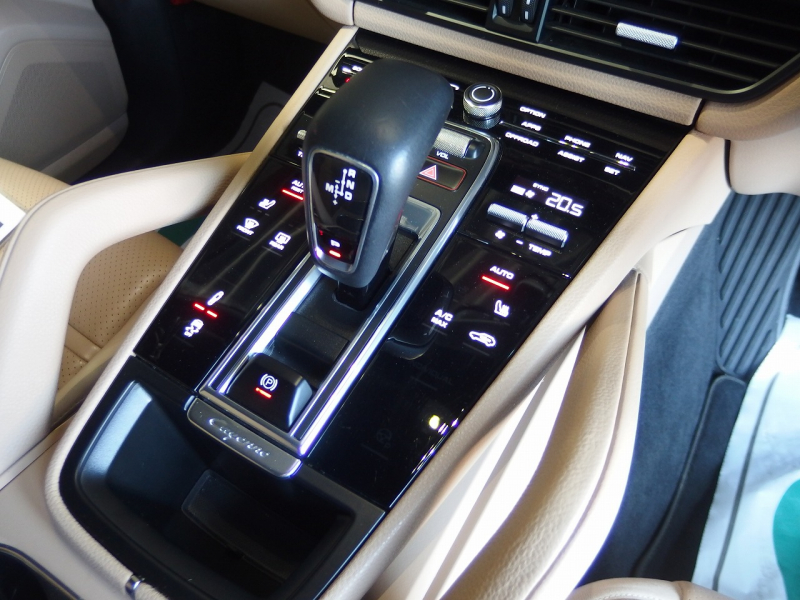 ポルシェ カイエンクーペ 正規ディーラー車　右ハンドル　2020yモデル 中古車