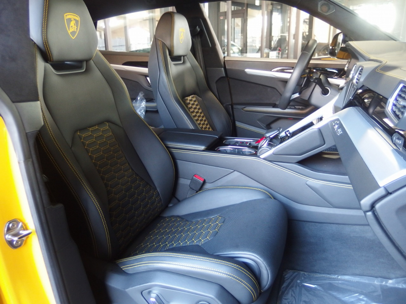 ランボルギーニ ウルス 正規ディーラー車　左ハンドル　 中古車