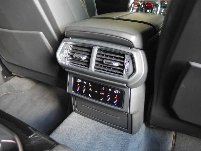 ランボルギーニ ウルス 正規ディーラー車　左ハンドル　 中古車