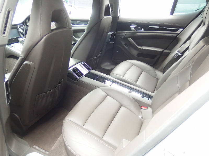 ポルシェ&nbsp;パナメーラ&nbsp;正規ディーラー車　右ハンドル　PDK&nbsp;中古車