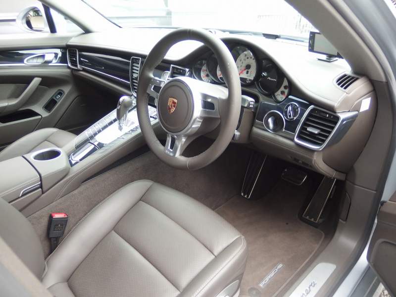 ポルシェ&nbsp;パナメーラ&nbsp;正規ディーラー車　右ハンドル　PDK&nbsp;中古車