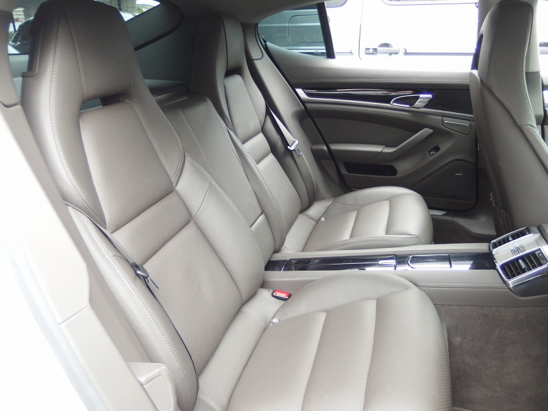 ポルシェ&nbsp;パナメーラ&nbsp;正規ディーラー車　右ハンドル　PDK&nbsp;中古車