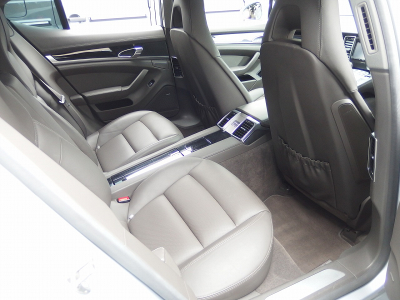 ポルシェ&nbsp;パナメーラ&nbsp;正規ディーラー車　右ハンドル　PDK&nbsp;中古車