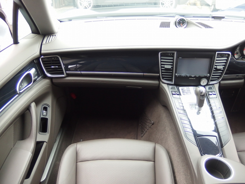 ポルシェ&nbsp;パナメーラ&nbsp;正規ディーラー車　右ハンドル　PDK&nbsp;中古車