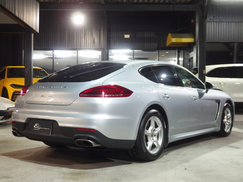 ポルシェ&nbsp;パナメーラ&nbsp;正規ディーラー車　右ハンドル　PDK&nbsp;中古車