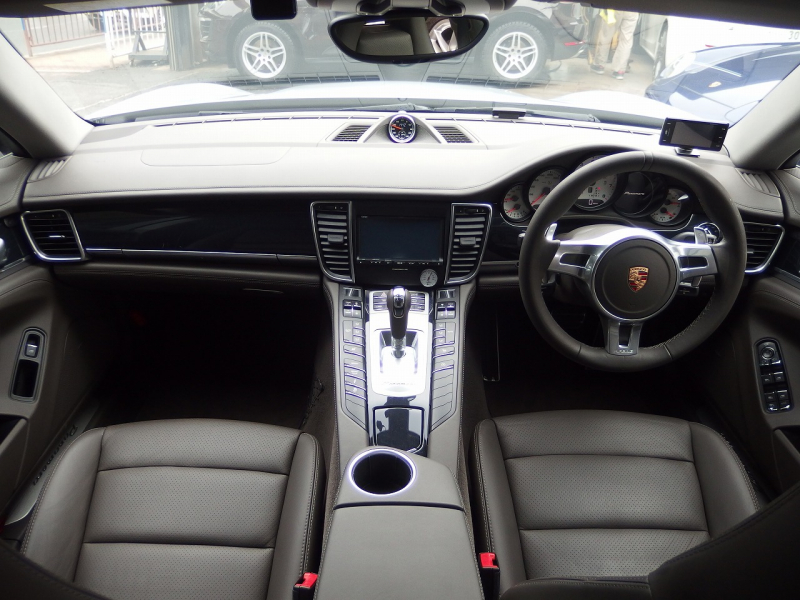 ポルシェ&nbsp;パナメーラ&nbsp;正規ディーラー車　右ハンドル　PDK&nbsp;中古車