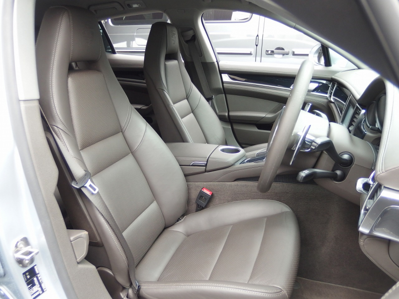 ポルシェ&nbsp;パナメーラ&nbsp;正規ディーラー車　右ハンドル　PDK&nbsp;中古車