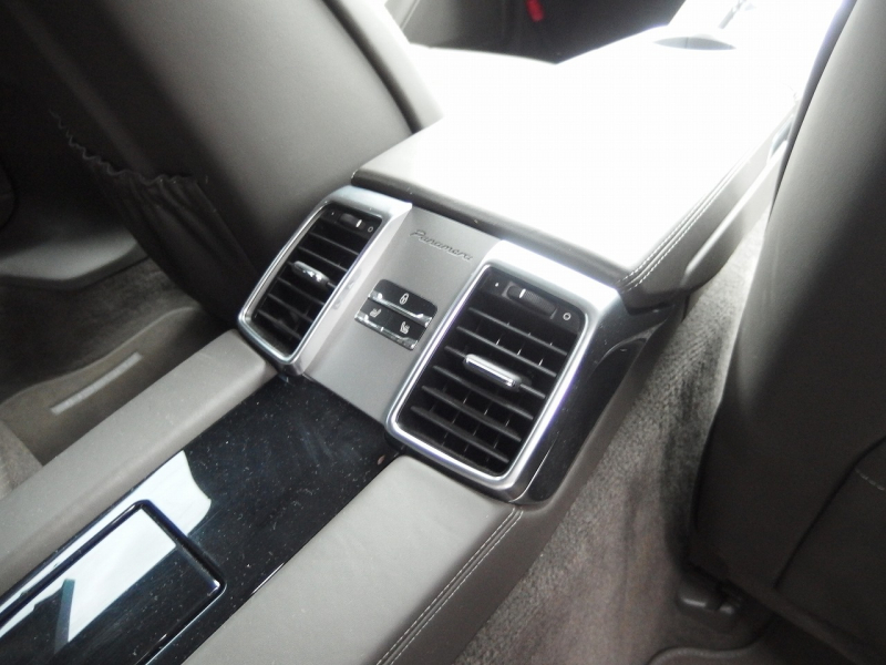 ポルシェ&nbsp;パナメーラ&nbsp;正規ディーラー車　右ハンドル　PDK&nbsp;中古車