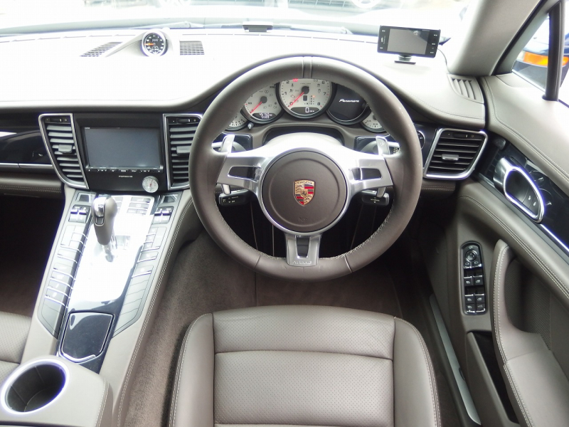 ポルシェ&nbsp;パナメーラ&nbsp;正規ディーラー車　右ハンドル　PDK&nbsp;中古車