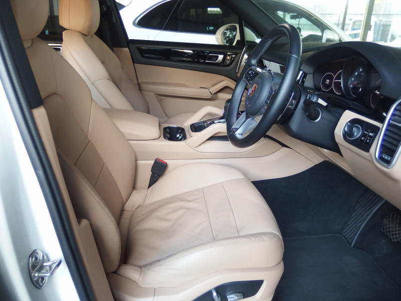 ポルシェ&nbsp;カイエン&nbsp;2019yモデル　正規ディーラー車　右ハンドル&nbsp;中古車