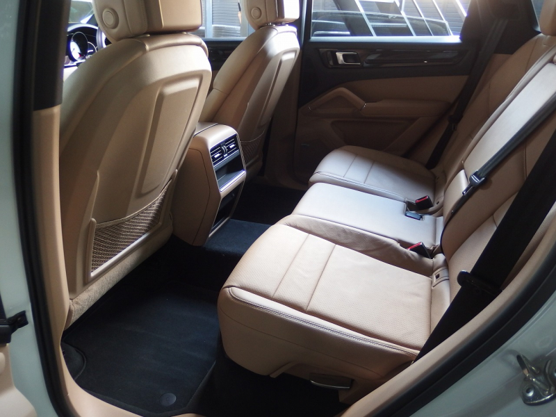 ポルシェ&nbsp;カイエン&nbsp;2019yモデル　正規ディーラー車　右ハンドル&nbsp;中古車