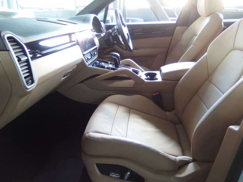 ポルシェ&nbsp;カイエン&nbsp;2019yモデル　正規ディーラー車　右ハンドル&nbsp;中古車