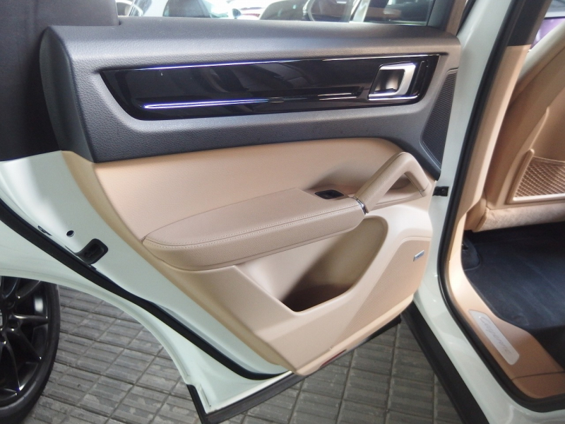 ポルシェ&nbsp;カイエン&nbsp;2019yモデル　正規ディーラー車　右ハンドル&nbsp;中古車