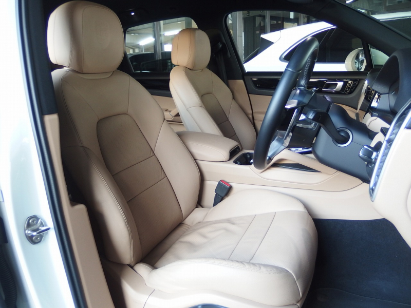 ポルシェ&nbsp;カイエン&nbsp;2019yモデル　正規ディーラー車　右ハンドル&nbsp;中古車