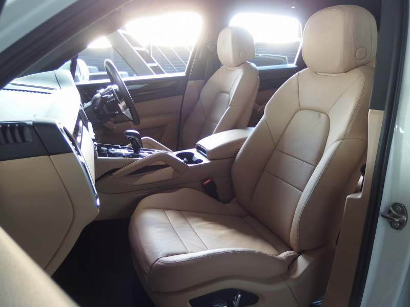 ポルシェ&nbsp;カイエン&nbsp;2019yモデル　正規ディーラー車　右ハンドル&nbsp;中古車